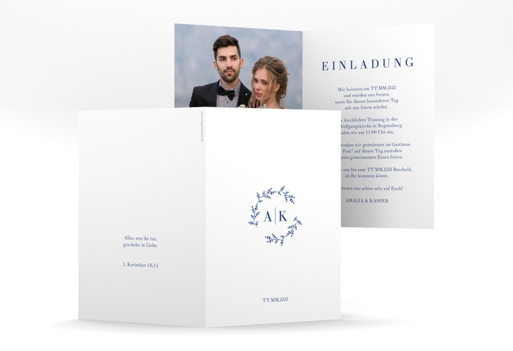 Einladungskarte Hochzeit Filigrana A6 Klappkarte hoch blau in reduziertem Design mit Initialen und zartem Blätterkranz