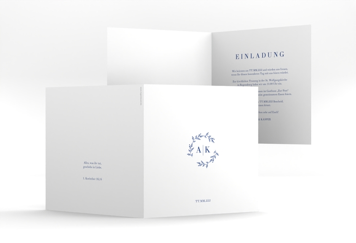 Hochzeitseinladung Filigrana quadr. Klappkarte blau in reduziertem Design mit Initialen und zartem Blätterkranz