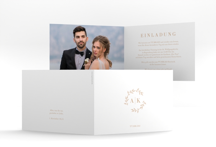 Hochzeitseinladung Filigrana A6 Klappkarte quer beige hochglanz in reduziertem Design mit Initialen und zartem Blätterkranz