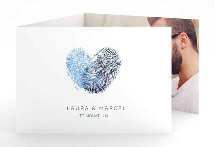 Hochzeitseinladung Fingerprint A6 Doppel-Klappkarte blau schlicht mit Fingerabdruck-Motiv