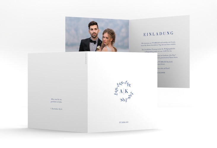 Hochzeitseinladung Filigrana quadr. Klappkarte blau in reduziertem Design mit Initialen und zartem Blätterkranz