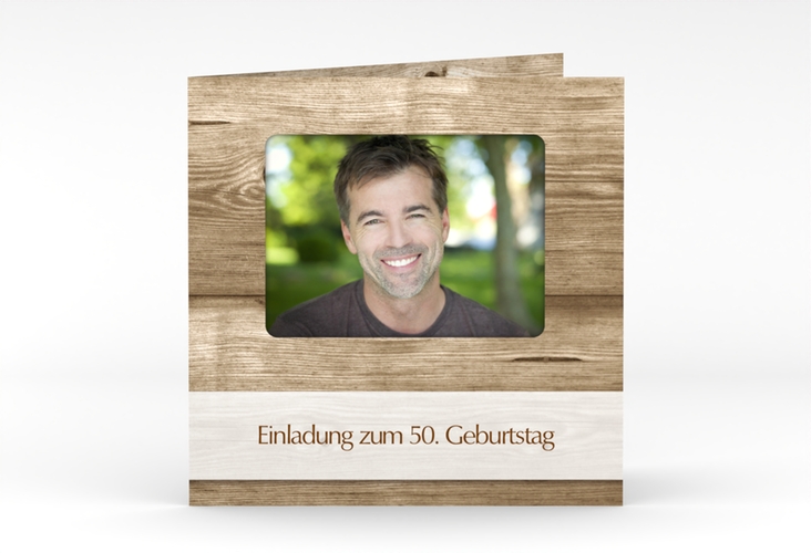 Einladung 50. Geburtstag Michael/Michaela quadr. Klappkarte hochglanz im rustikalen Holz-Design mit Foto