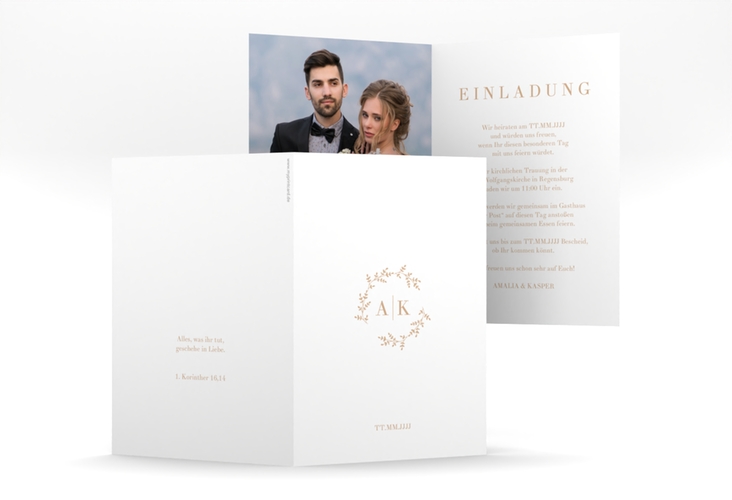 Einladungskarte Hochzeit Filigrana A6 Klappkarte hoch beige hochglanz in reduziertem Design mit Initialen und zartem Blätterkranz