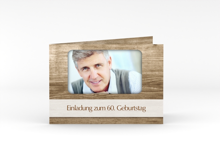 Einladung 60. Geburtstag Michael/Michaela A6 Klappkarte quer hochglanz im rustikalen Holz-Design mit Foto