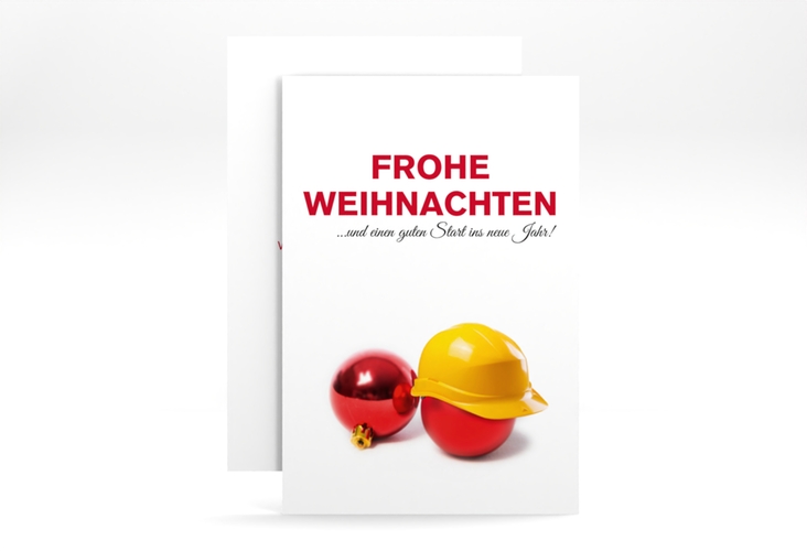 Geschäftliche Weihnachtskarte Baustelle A6 Karte hoch hochglanz mit roter Weihnachtskugel mit Bauhelm