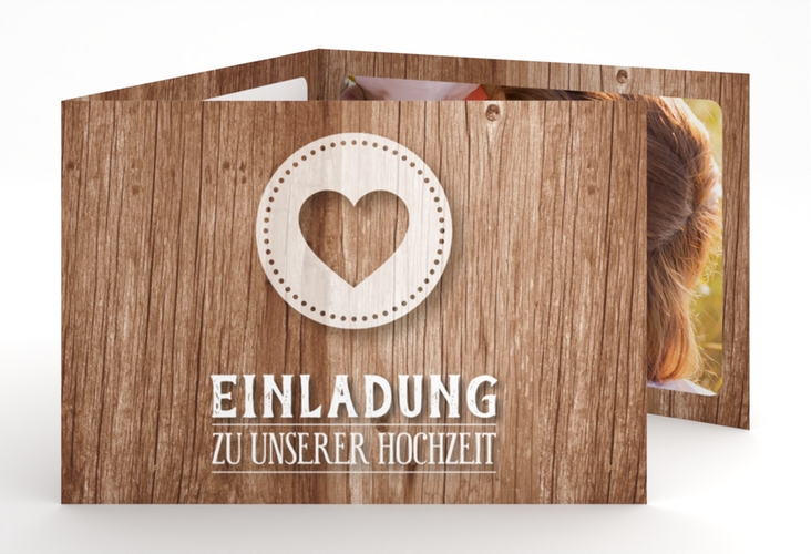 Hochzeitseinladung Flair A6 Doppel-Klappkarte braun in rustikaler Holz-Optik mit Herz