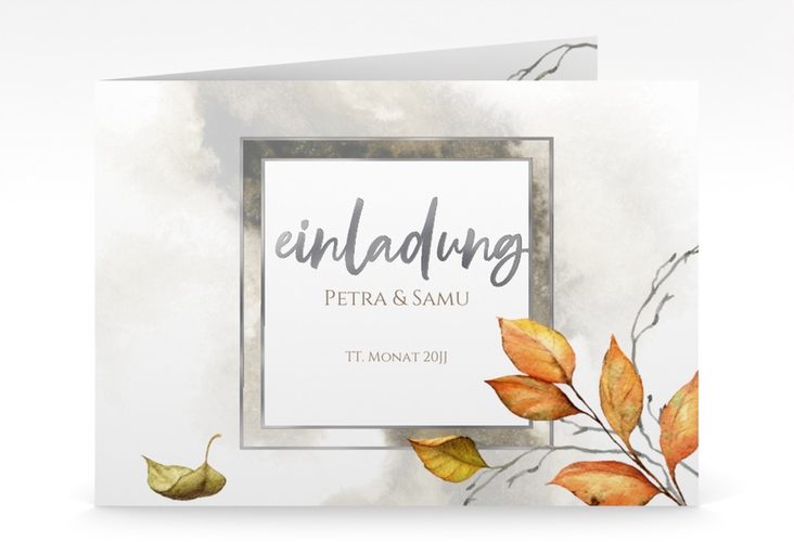 Hochzeitseinladung Herbst mittlere Klappkarte quer silber mit orangefarbigem Herbstlaub in Aquarell