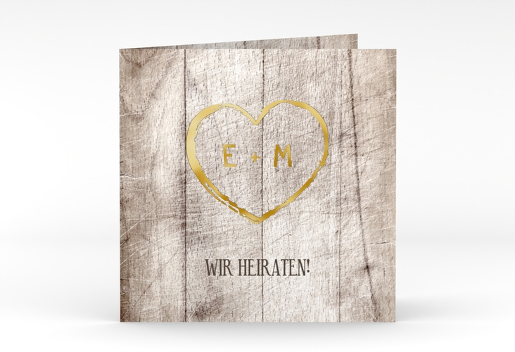 Hochzeitseinladung Wood quadr. Klappkarte gold in Holz-Optik mit Herz und Initialen