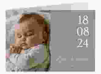Geburtskarte First Day A6 Klappkarte quer gruen mit Foto und großem Geburtsdatum