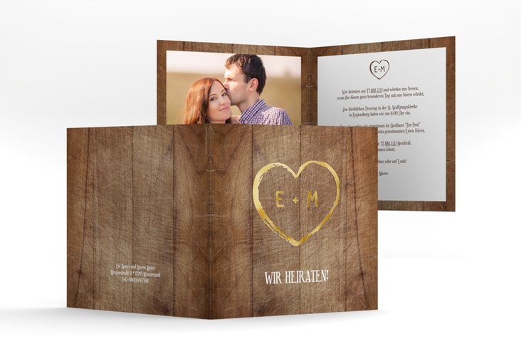 Hochzeitseinladung Wood quadr. Klappkarte braun gold in Holz-Optik mit Herz und Initialen