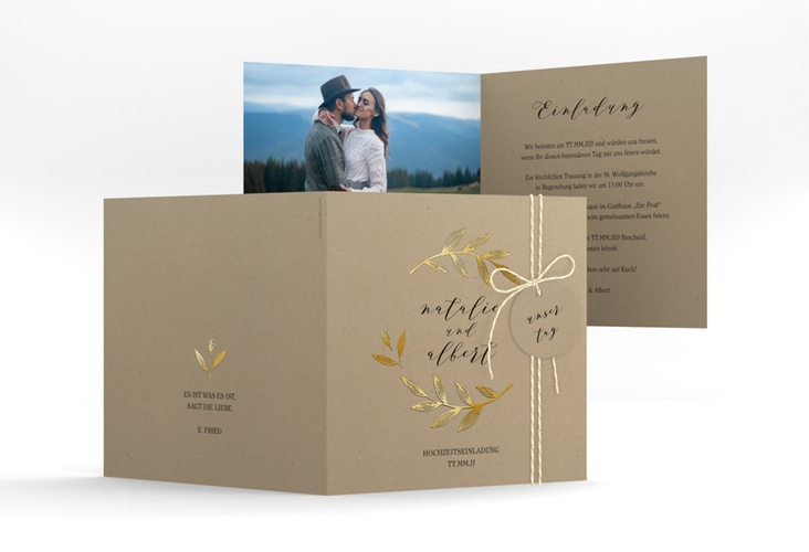 Hochzeitseinladung Naturelove quadr. Klappkarte gold in Kraftpapier-Optik mit Blätterkranz