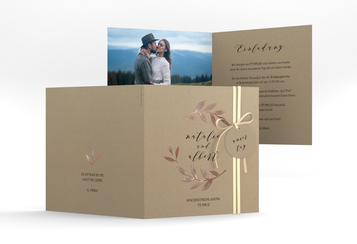 Hochzeitseinladung Naturelove quadr. Klappkarte rosegold in Kraftpapier-Optik mit Blätterkranz