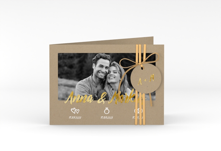 Hochzeitseinladung Icons A6 Klappkarte quer Kraftpapier gold in Kraftpapier-Optik mit Foto