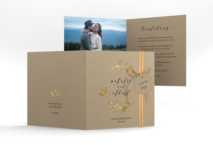 Hochzeitseinladung Naturelove quadr. Klappkarte gold in Kraftpapier-Optik mit Blätterkranz