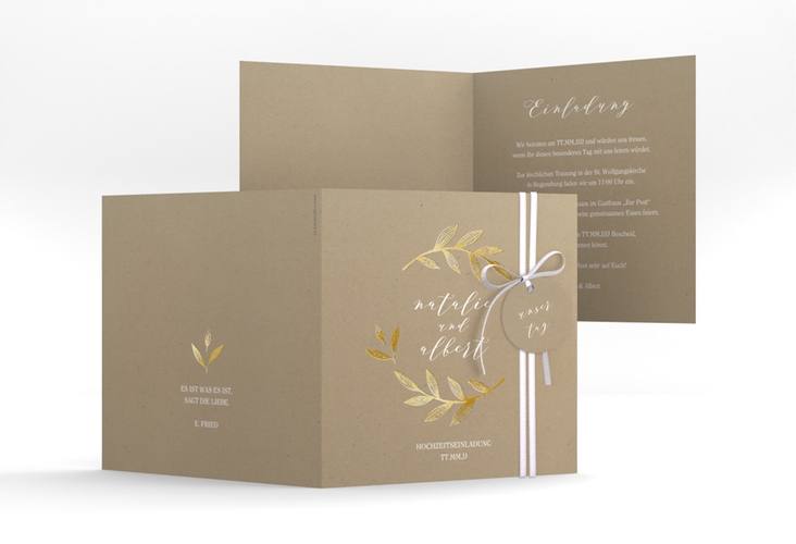 Hochzeitseinladung Naturelove quadr. Klappkarte weiss gold in Kraftpapier-Optik mit Blätterkranz