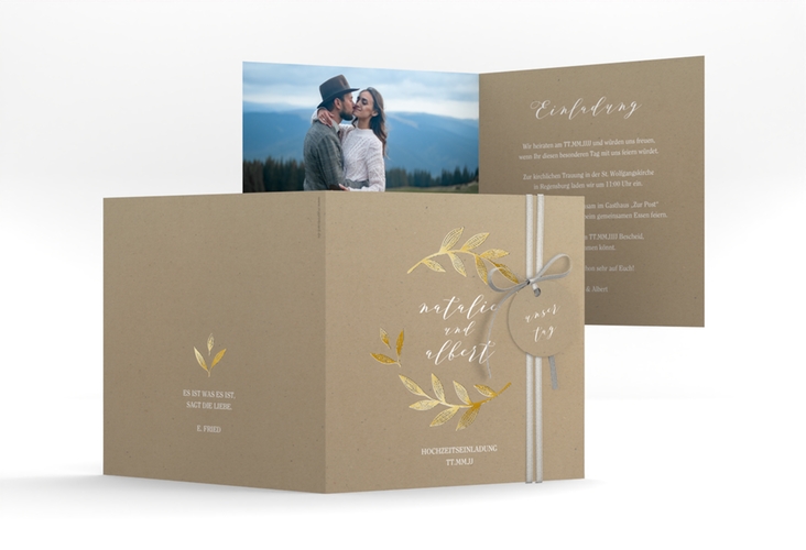 Hochzeitseinladung Naturelove quadr. Klappkarte weiss gold in Kraftpapier-Optik mit Blätterkranz