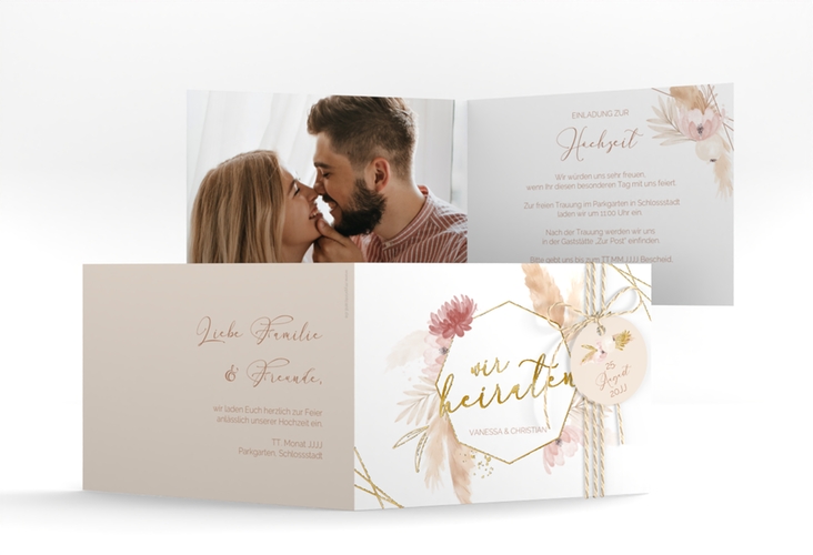 Hochzeitseinladung Bohostyle A6 Klappkarte quer beige gold mit Pampasgras in Aquarell