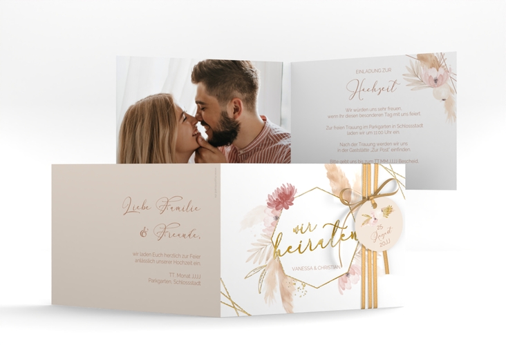 Hochzeitseinladung Bohostyle A6 Klappkarte quer beige gold mit Pampasgras in Aquarell