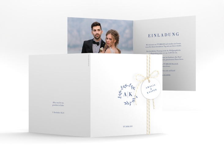 Hochzeitseinladung Filigrana quadr. Klappkarte blau in reduziertem Design mit Initialen und zartem Blätterkranz