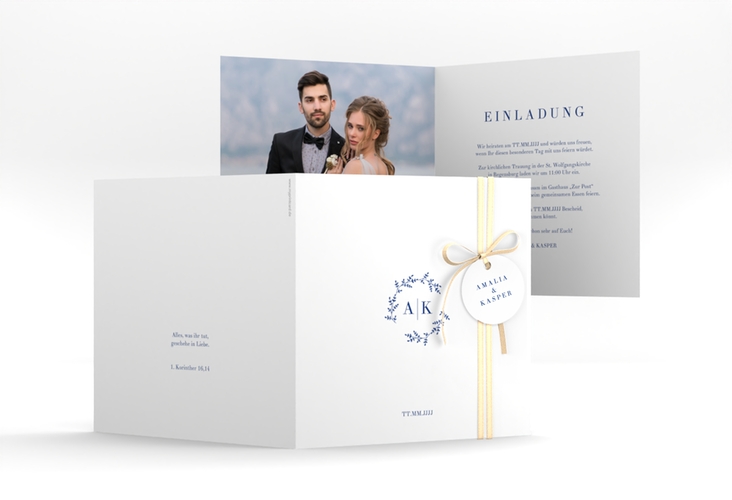 Hochzeitseinladung Filigrana quadr. Klappkarte blau in reduziertem Design mit Initialen und zartem Blätterkranz