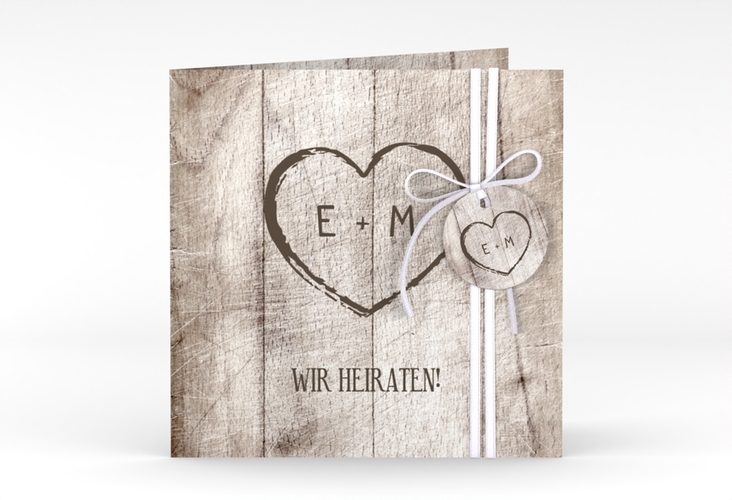 Hochzeitseinladung Wood quadr. Klappkarte weiss in Holz-Optik mit Herz und Initialen