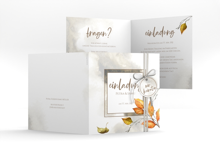 Hochzeitseinladung Herbst quadr. Klappkarte braun mit orangefarbigem Herbstlaub in Aquarell