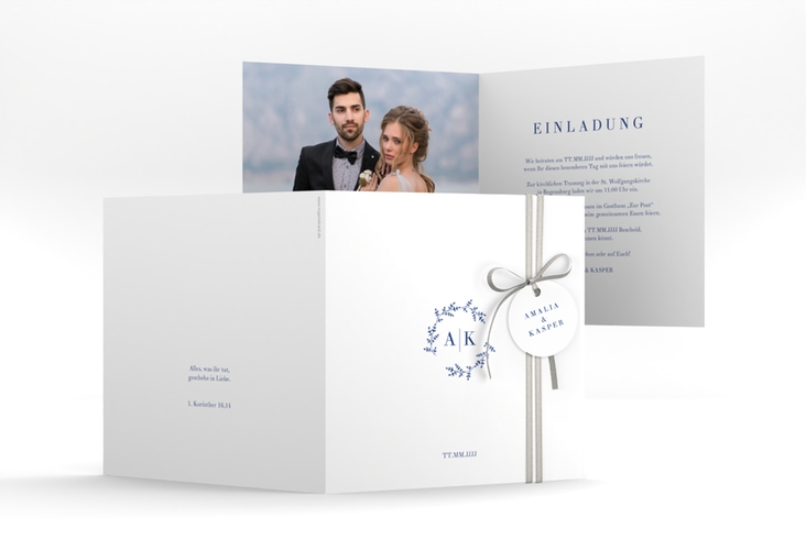 Hochzeitseinladung Filigrana quadr. Klappkarte blau in reduziertem Design mit Initialen und zartem Blätterkranz