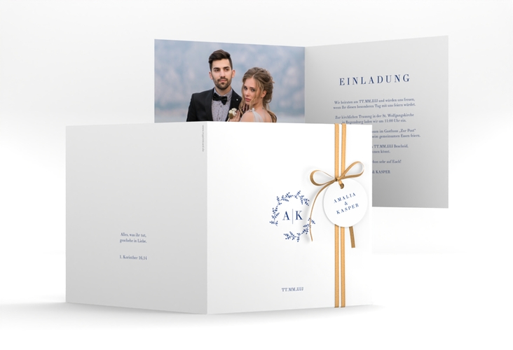 Hochzeitseinladung Filigrana quadr. Klappkarte blau in reduziertem Design mit Initialen und zartem Blätterkranz