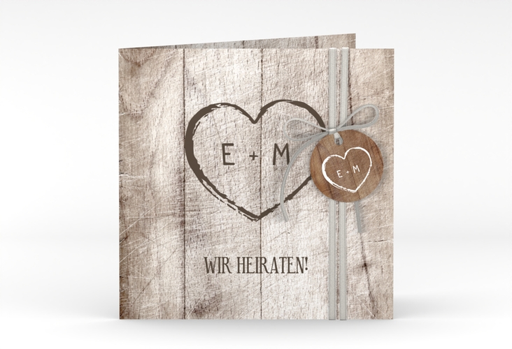 Hochzeitseinladung Wood quadr. Klappkarte in Holz-Optik mit Herz und Initialen