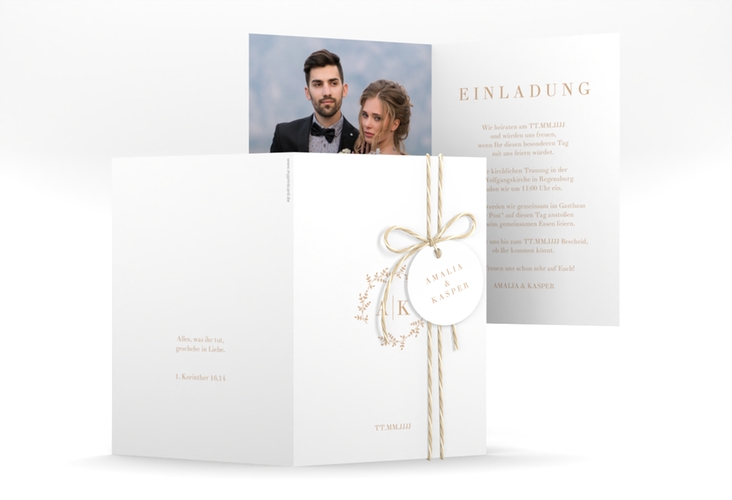 Einladungskarte Hochzeit Filigrana A6 Klappkarte hoch beige hochglanz in reduziertem Design mit Initialen und zartem Blätterkranz