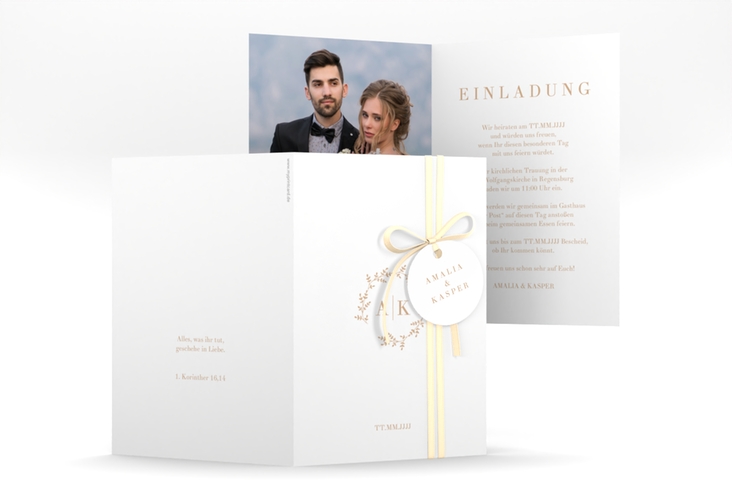 Einladungskarte Hochzeit Filigrana A6 Klappkarte hoch beige hochglanz in reduziertem Design mit Initialen und zartem Blätterkranz