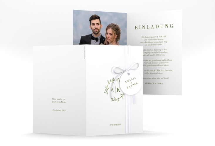 Einladungskarte Hochzeit Filigrana A6 Klappkarte hoch gruen in reduziertem Design mit Initialen und zartem Blätterkranz