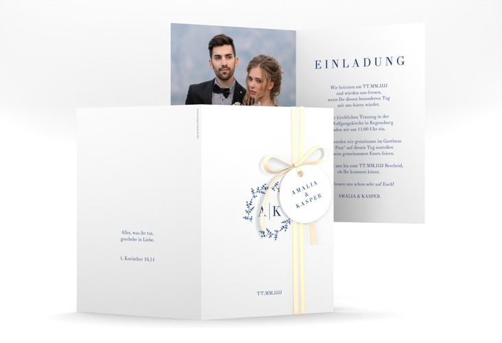 Einladungskarte Hochzeit Filigrana A6 Klappkarte hoch blau in reduziertem Design mit Initialen und zartem Blätterkranz