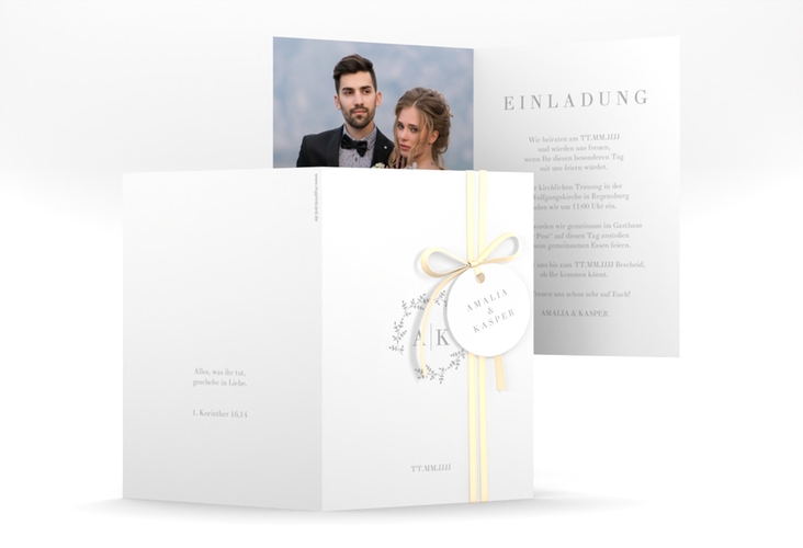 Einladungskarte Hochzeit Filigrana A6 Klappkarte hoch grau in reduziertem Design mit Initialen und zartem Blätterkranz