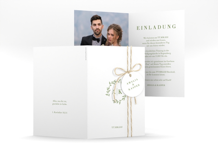 Einladungskarte Hochzeit Filigrana A6 Klappkarte hoch gruen in reduziertem Design mit Initialen und zartem Blätterkranz