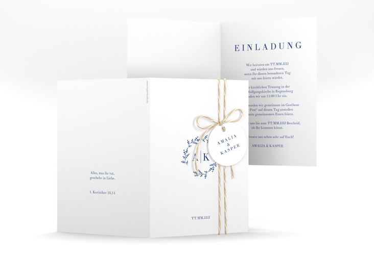 Einladungskarte Hochzeit Filigrana A6 Klappkarte hoch blau in reduziertem Design mit Initialen und zartem Blätterkranz