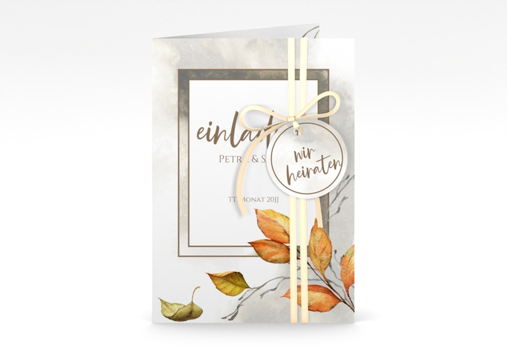 Einladungskarte Hochzeit Herbst A6 Klappkarte hoch braun mit orangefarbigem Herbstlaub in Aquarell