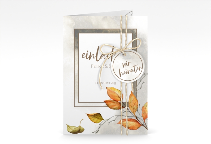 Einladungskarte Hochzeit Herbst A6 Klappkarte hoch braun mit orangefarbigem Herbstlaub in Aquarell