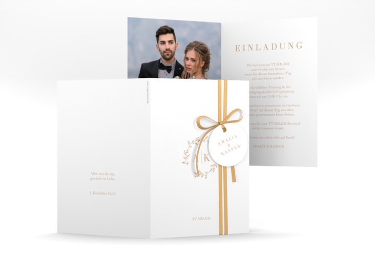 Einladungskarte Hochzeit Filigrana A6 Klappkarte hoch beige hochglanz in reduziertem Design mit Initialen und zartem Blätterkranz