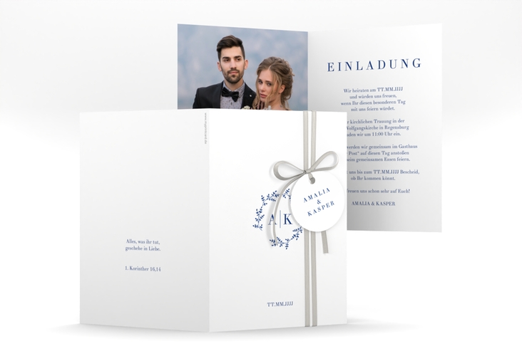 Einladungskarte Hochzeit Filigrana A6 Klappkarte hoch blau in reduziertem Design mit Initialen und zartem Blätterkranz