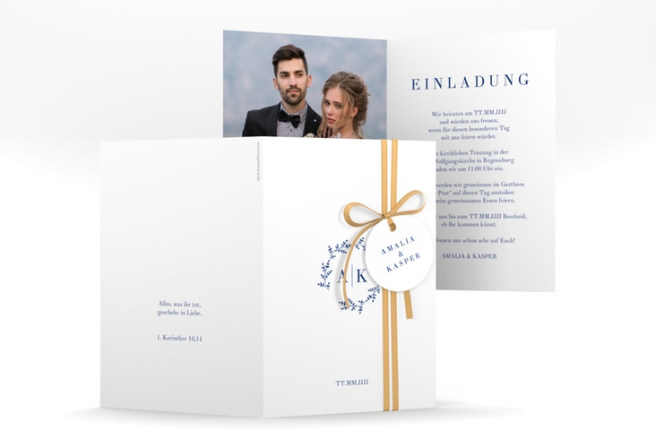 Einladungskarte Hochzeit Filigrana A6 Klappkarte hoch blau in reduziertem Design mit Initialen und zartem Blätterkranz