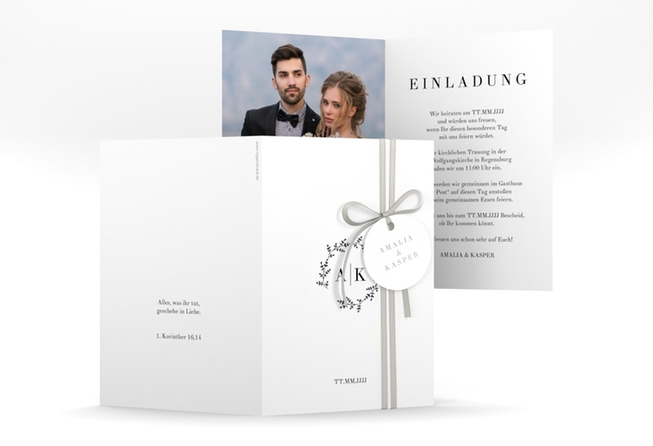 Einladungskarte Hochzeit Filigrana A6 Klappkarte hoch in reduziertem Design mit Initialen und zartem Blätterkranz