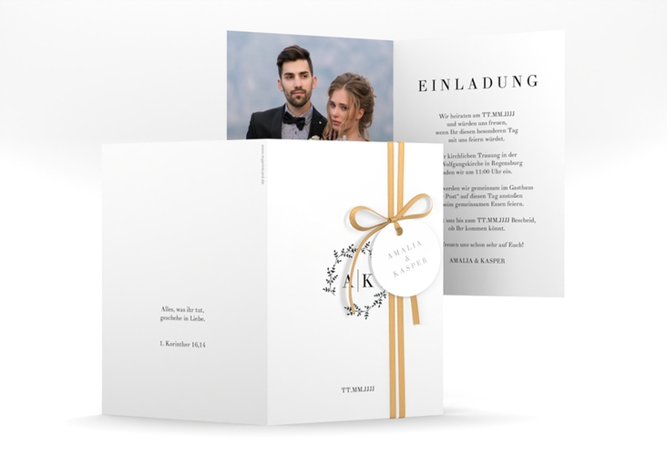 Einladungskarte Hochzeit Filigrana A6 Klappkarte hoch in reduziertem Design mit Initialen und zartem Blätterkranz