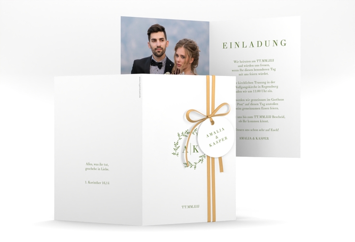 Einladungskarte Hochzeit Filigrana A6 Klappkarte hoch gruen in reduziertem Design mit Initialen und zartem Blätterkranz