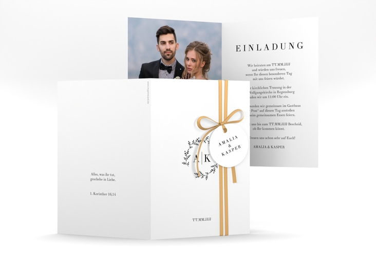 Einladungskarte Hochzeit Filigrana A6 Klappkarte hoch schwarz in reduziertem Design mit Initialen und zartem Blätterkranz