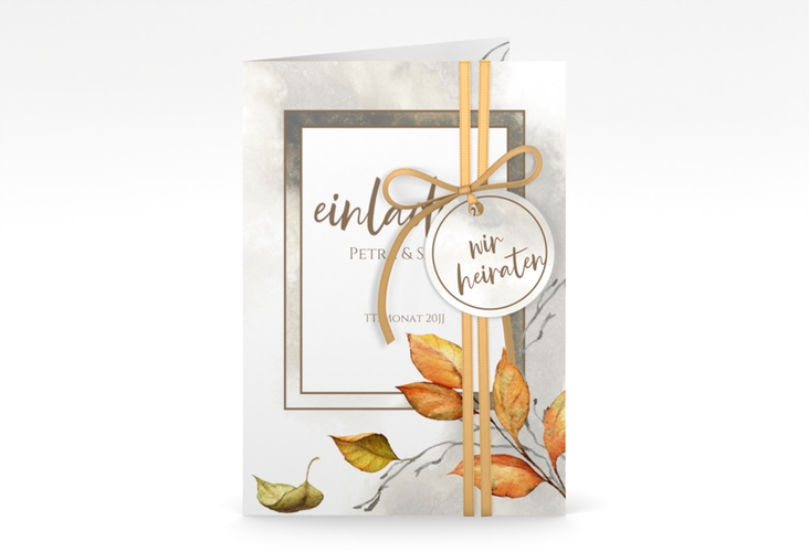 Einladungskarte Hochzeit Herbst A6 Klappkarte hoch braun mit orangefarbigem Herbstlaub in Aquarell