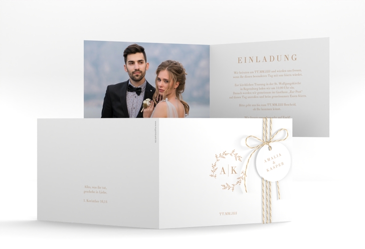 Hochzeitseinladung Filigrana A6 Klappkarte quer beige hochglanz in reduziertem Design mit Initialen und zartem Blätterkranz