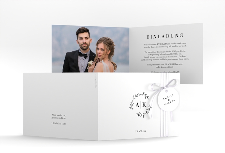 Hochzeitseinladung Filigrana A6 Klappkarte quer schwarz in reduziertem Design mit Initialen und zartem Blätterkranz