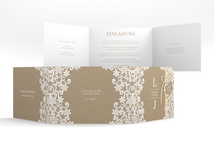 Hochzeitseinladung Bella A6 Doppel-Klappkarte Kraftpapier hochglanz mit weißer Brautspitze um Initialen