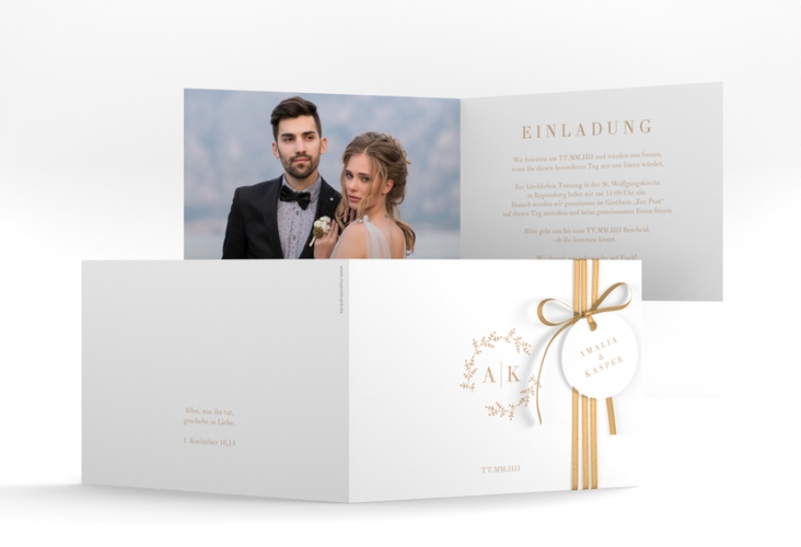 Hochzeitseinladung Filigrana A6 Klappkarte quer beige hochglanz in reduziertem Design mit Initialen und zartem Blätterkranz